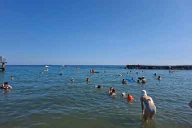 На азовских и черноморских курортах Кубани температура морской воды сравнялась