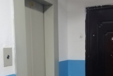 В лифте многоэтажки Краснодаре пара с ребенком употребила неизвестное вещество