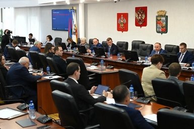 В Краснодаре на заседании городской Думы представили новых депутатов