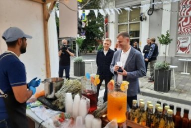 Мэр Краснодара общался с продавцами и гостями на городской ярмарке на Арбате