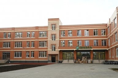 В Прикубанском районе Краснодара в новой школе уже расставляют мебель