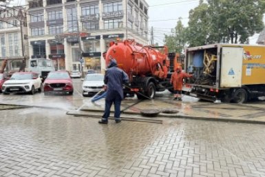 Из канализации достали 160 кг мусора и жира на Красных Партизан в Краснодаре