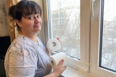 Пачка ПВА и рулон бумаги спасают от сквозняков: окна больше не сифонят в метель