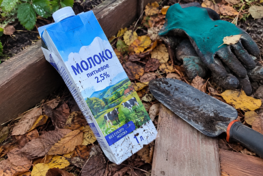 Осенью тетрапаки от молока не выбрасываю: срезаю дно и превращаю их в 3 полезные вещи для дачи