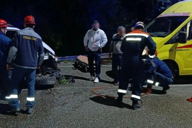 В Сочи спасатели вытащили девушку из искореженной машины после ДТП