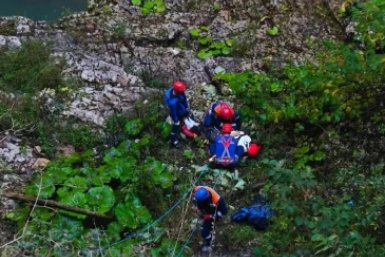 69-летняя пенсионерка сорвалась со скалы в Гуамском ущелье на Кубани пресс-служба &quotКубань-СПАС&quot