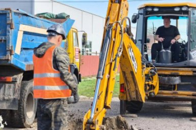 В Тихорецке на улице Ачкасова меняют полувековой водопровод