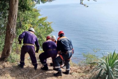 В Сочи мужчина сорвался с обрыва и повис над пропастью