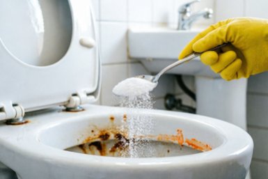Этот копеечный пакетик из магазина заменит кг едкой химии: засыпьте на ночь - утром унитаз заблестит ярче солнца