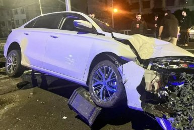 В Краснодаре автомобиль снес урну и вылетел на трамвайные пути