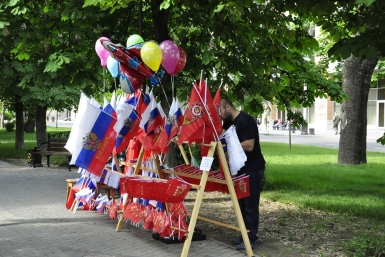 Приобрести праздничную атрибутику можно было на улице Красной Ирина Чувасова ИА KrasnodarMedia