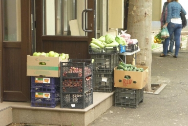 Для привлечения покупателей продавцы овощных магазинчиков выносят часть продукции на улицу Ирина Чувасова, KrasnodarMedia