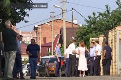 О возможных мотивах кровавого убийства женщины и троих детей в Краснодаре рассказали соседи Кадр из видео, снятого &quotКубань 24&quot