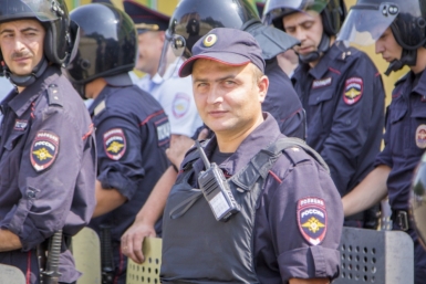 Краснодарский ОМОН &quotразогнал&quot фанатов футбольного матча, устроивших беспорядки на стадионе Пресс-служба ГУ МВД России по Краснодарскому краю