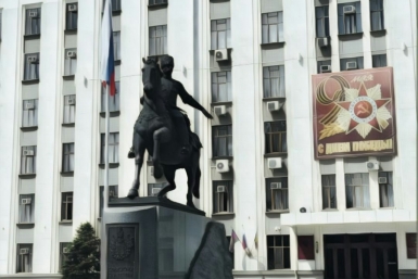 Монумент у здания администрации Краснодарского края Ирина Чувасова, KrasnodarMedia