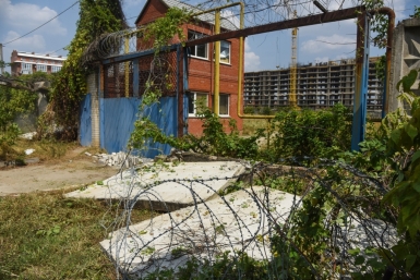 Автосалон и ряд построек на улице Московской пришлось сносить со спецназом Пресс-служба УФССП России по Краснодарскому краю