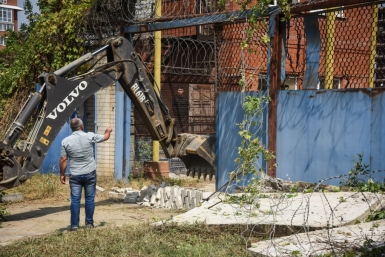 Автосалон и ряд построек на улице Московской пришлось сносить со спецназом Пресс-служба УФССП России по Краснодарскому краю
