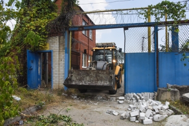 Автосалон и ряд построек на улице Московской пришлось сносить со спецназом Пресс-служба УФССП России по Краснодарскому краю