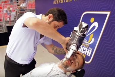 Побрил хоккейным коньком фаната ХК &quotСочи&quot кубанский парикмахер Кадр из видео, автор &quotХоккейный клуб Сочи&quot