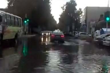 Первая жертва сегодняшних ливней на Кубани: центр Кореновска ушел под воду  Кадр из видео &quotДождь подтопил Кореновск&quot на видеохостинге Youtube, автор &quotБлокнот-Краснодар&quot