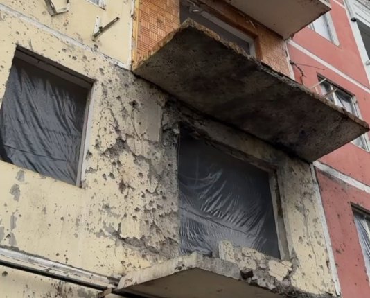 В пострадавшем от БПЛА доме в Краснодаре восстанавливают окна и стены
