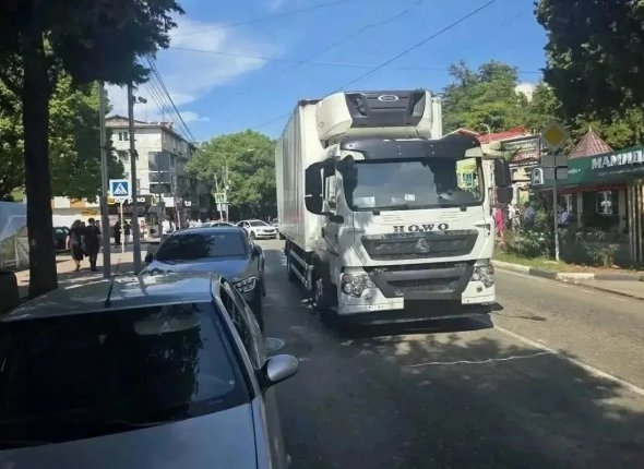 Рефрижератор насмерть раздавил женщину на пешеходном переходе в Сочи
