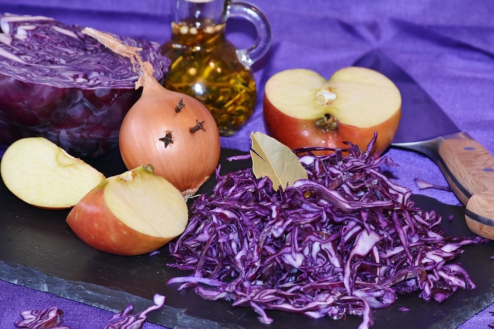 Дешево, сердито, вкусно: роскошный салат из "красной" капусты с яблоками и морковью