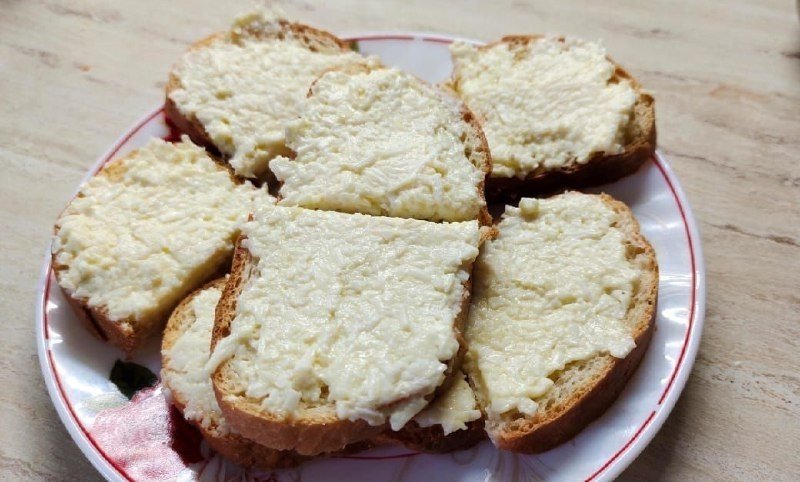 Такую намазку на хлеб гости съедят в первую очередь: круче любого мяса — нужна селедка и огурцы ИА KrasnodarMedia