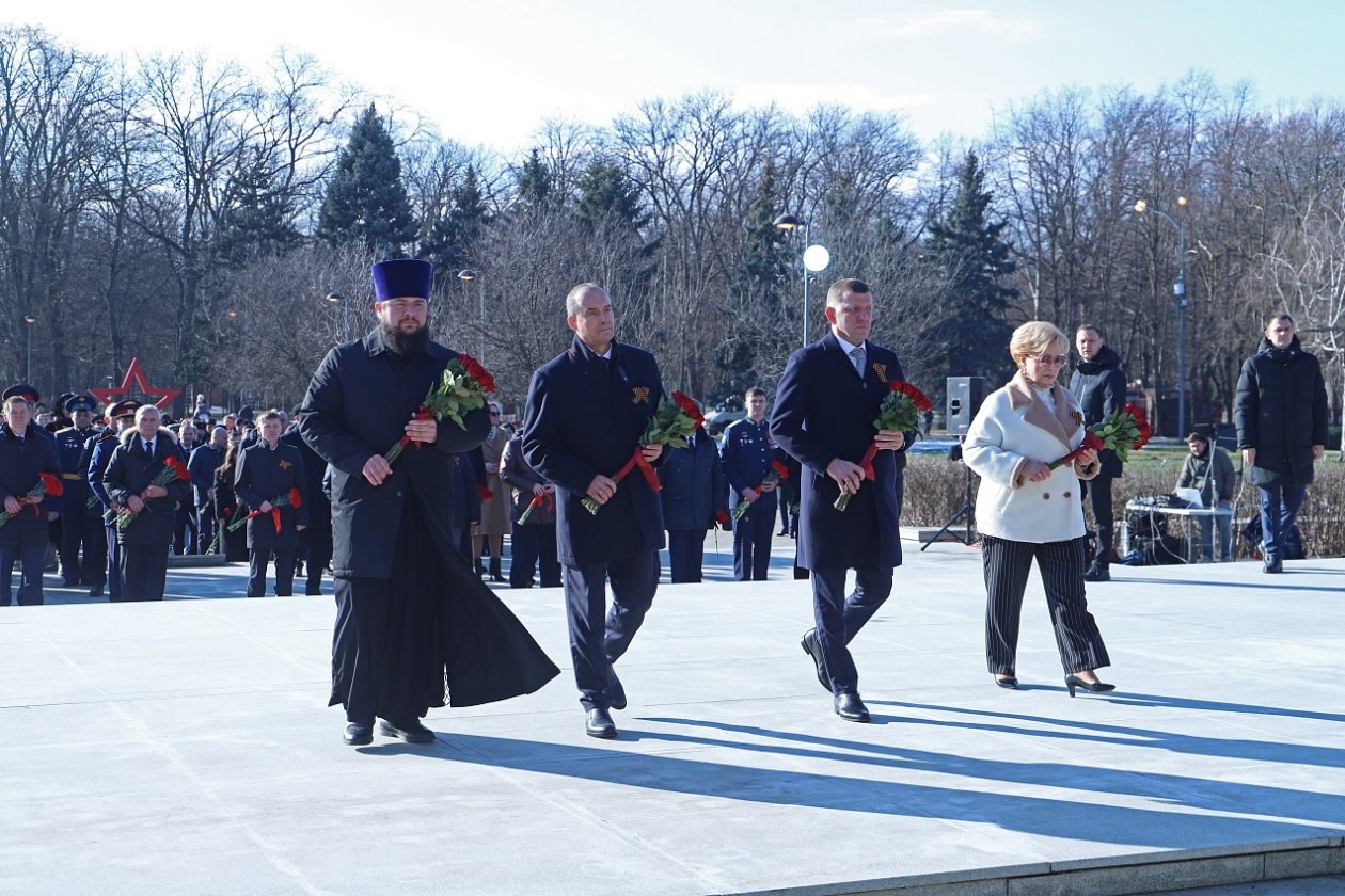 Власти Краснодара почтили память 13 тысяч жертв фашистов пресс-служба Законодательного собрания Краснодарского края