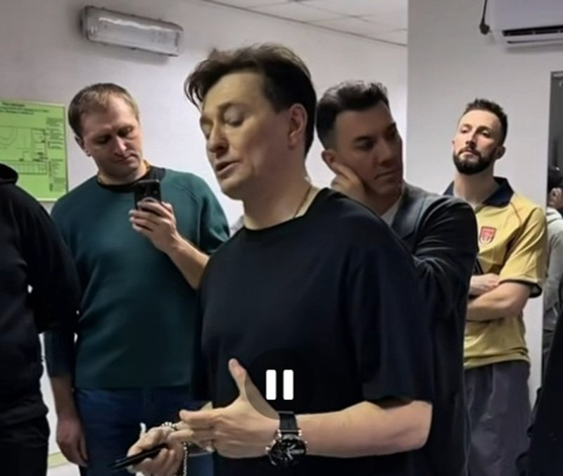 Сергею Безрукову подарили торт с фигуркой Есенина в Краснодаре vk.com/bezrukov_publi