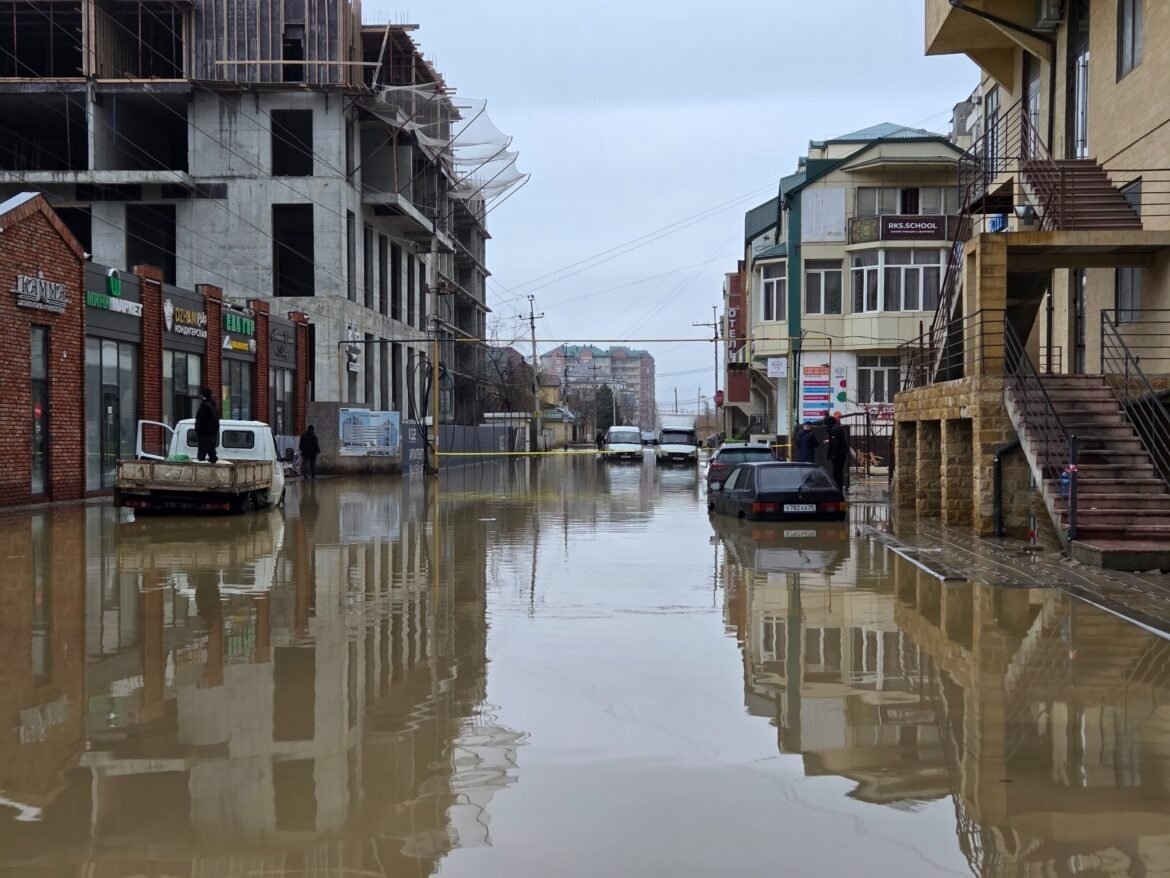 Люди спасались в пижамах: сотни домов под водой после мощного потопа в Дагестане Мирмол