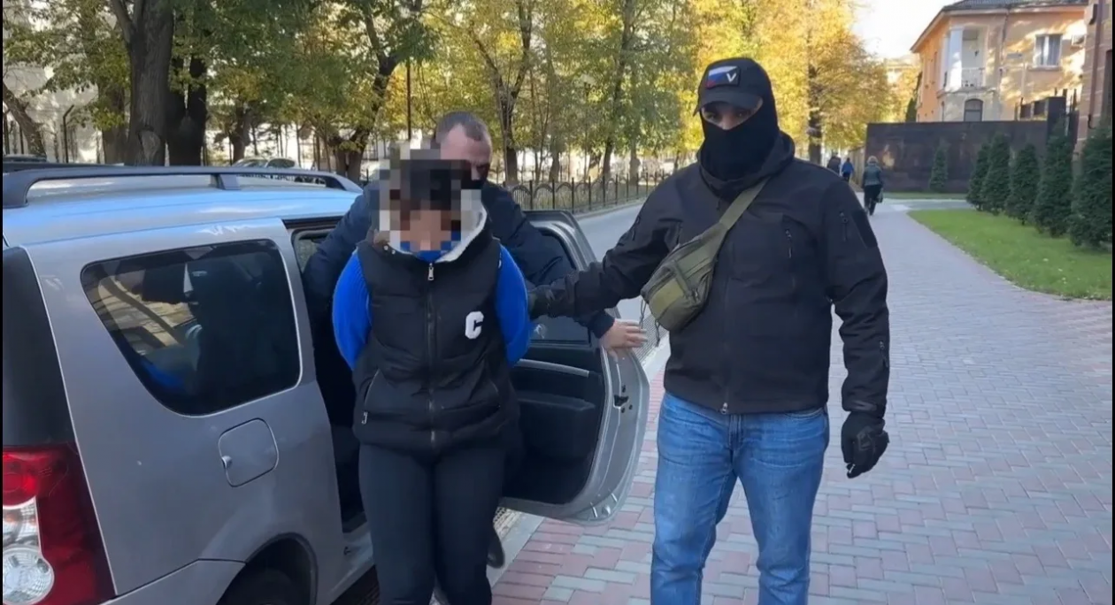 Жительница Крыма помогала ВСУ наносить удары по парому в порту &quotКавказ&quot скрин видео ЦОС ФСБ России