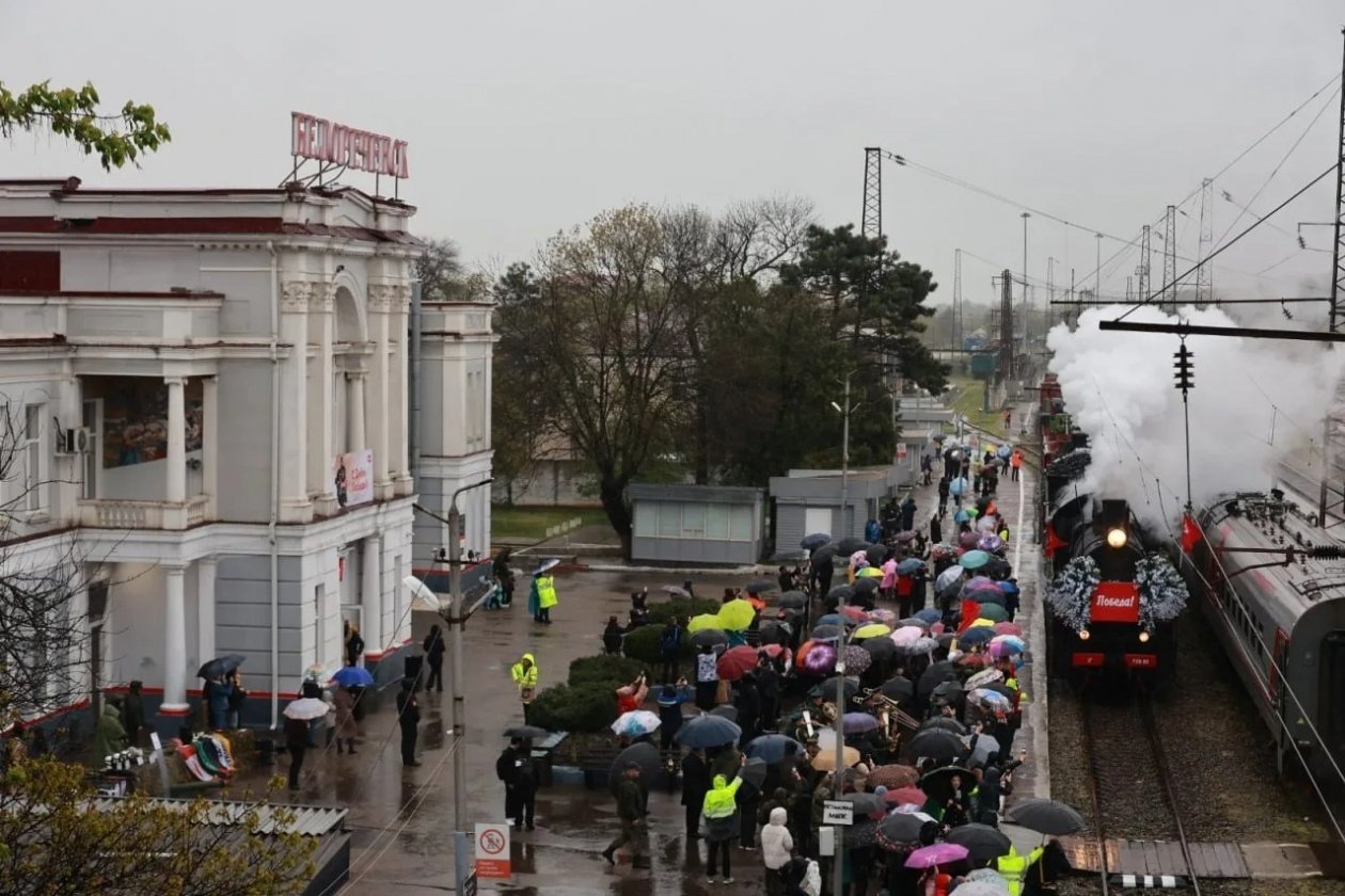 Ретропоезд &quotПобеда&quot прибыл на станцию Белореченская Кубани под дождь и овации t.me/skzd_official