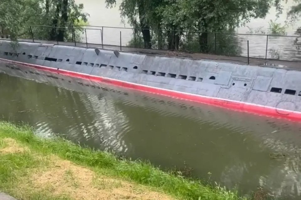 Паводок в Краснодаре вернул музейную подлодку в водную стихию Скриншот видео из соцсетей