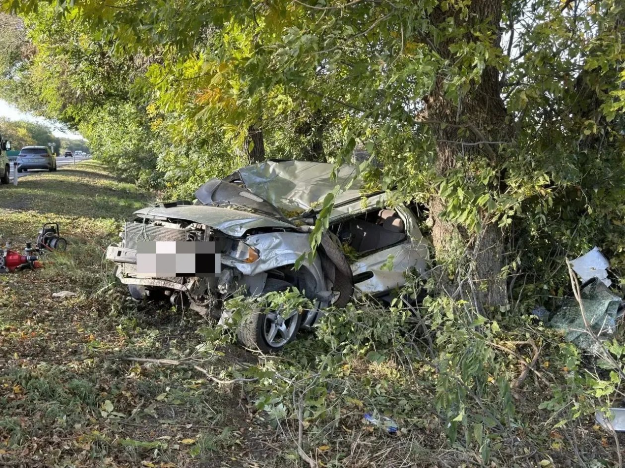 Под Новокубанском в ДТП погибли водитель и пассажир