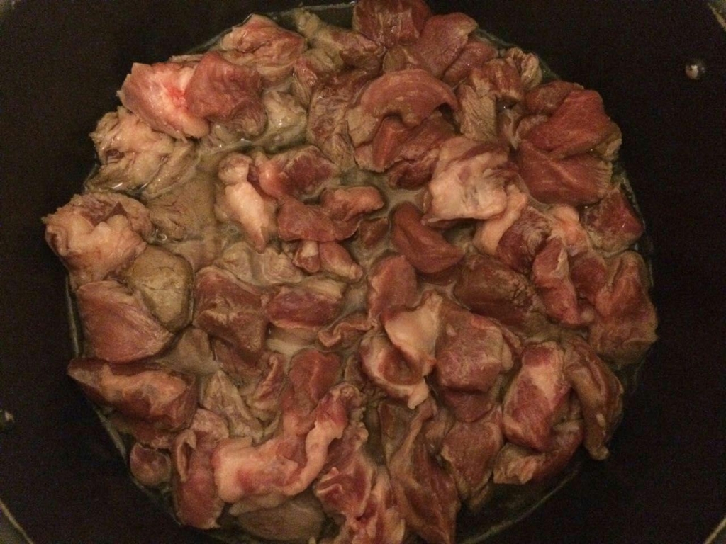 Для вкусного, ароматного плова сначала нужно правильно приготовить мясо