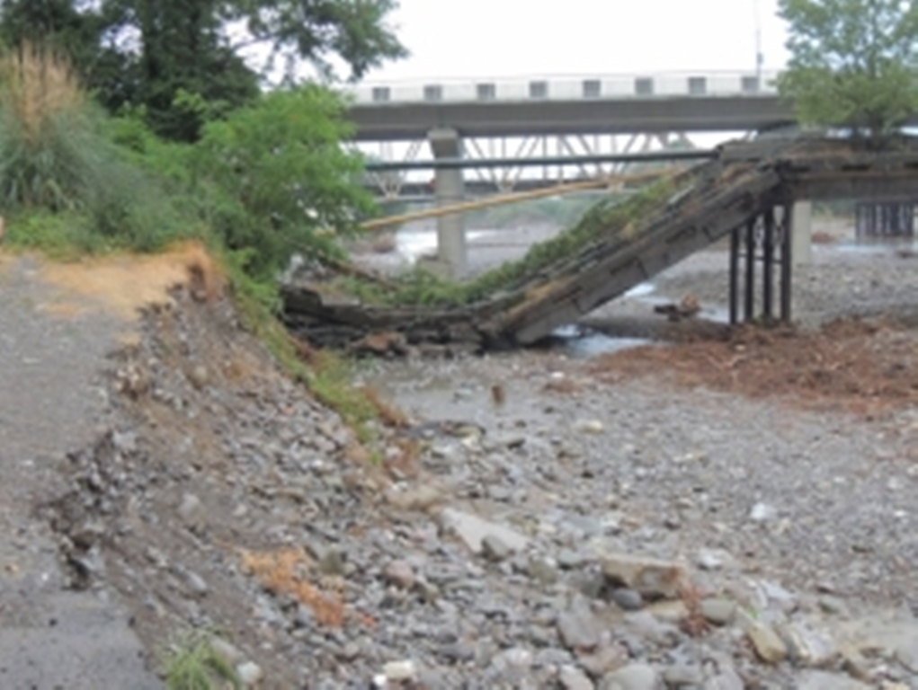 Рухнувший в Сочи технологический мост оставил без газа около 300 частных домов  ГУ МЧС по Краснодарскому краю 