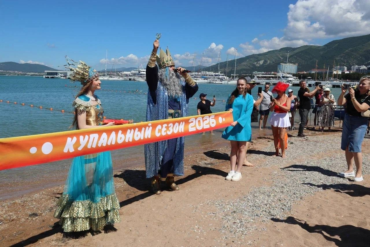 Чемпион России по зимнему плаванию открыл купальный сезон в Геленджике