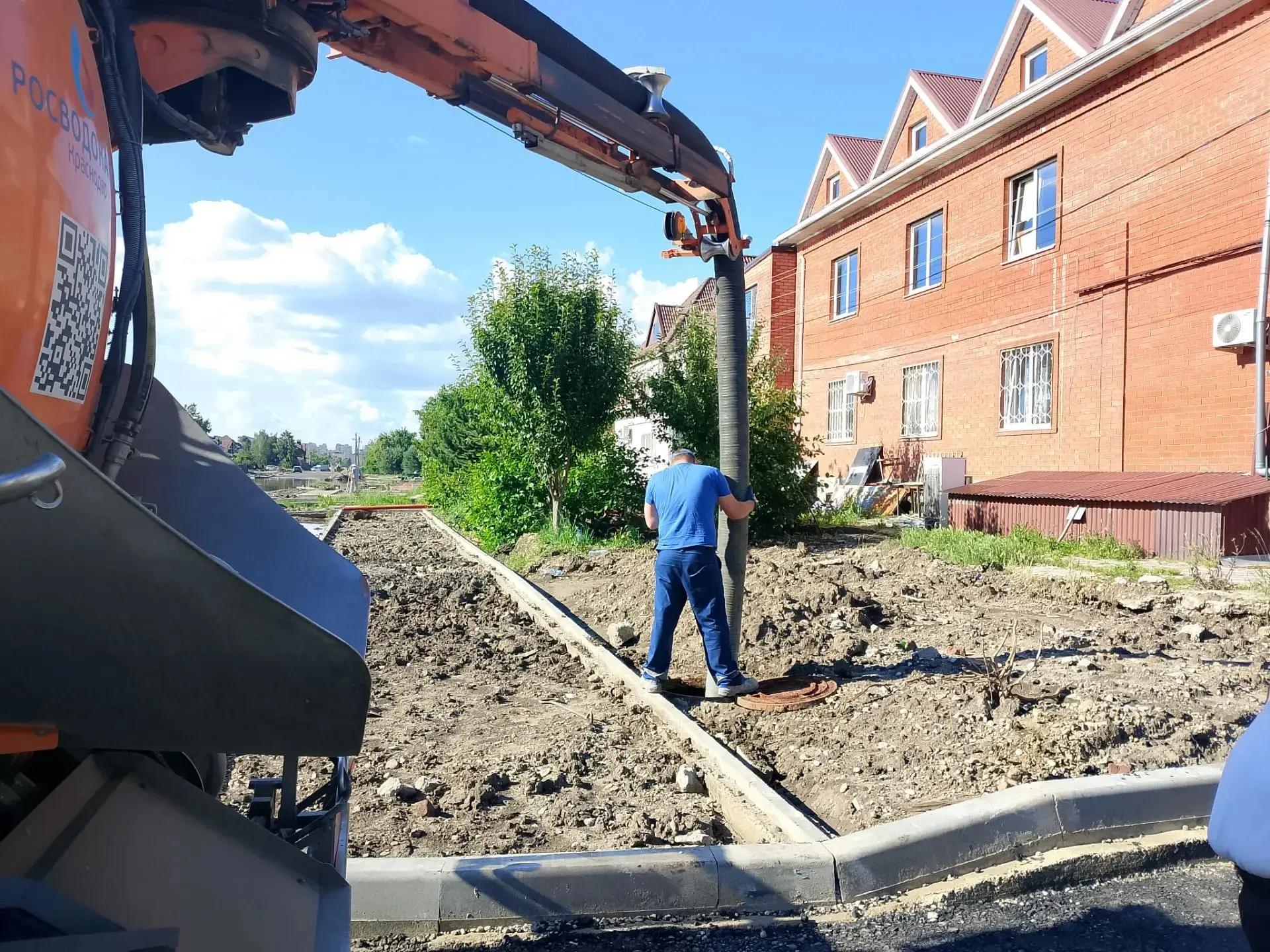В Краснодаре специалисты откачали воду из дома инвалида после ливней