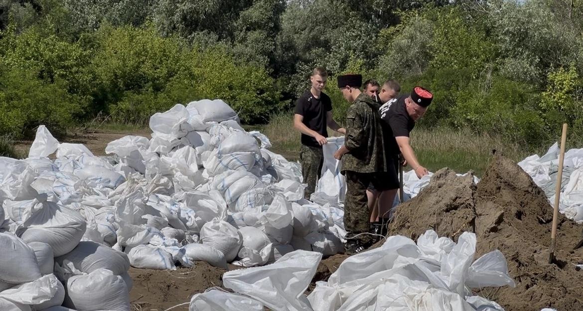 В Крымском районе добровольцы наполняют мешки для укрепления дамбы Администрация Крымского района