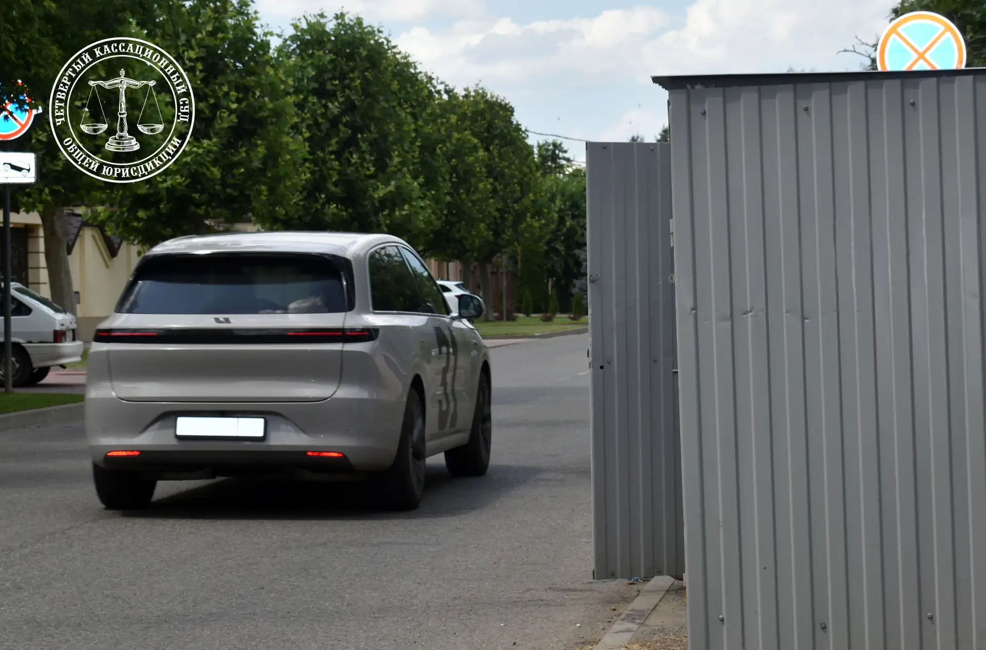 Власти Краснодара выплатят автовладельцу 111 тысяч за повреждение машины
