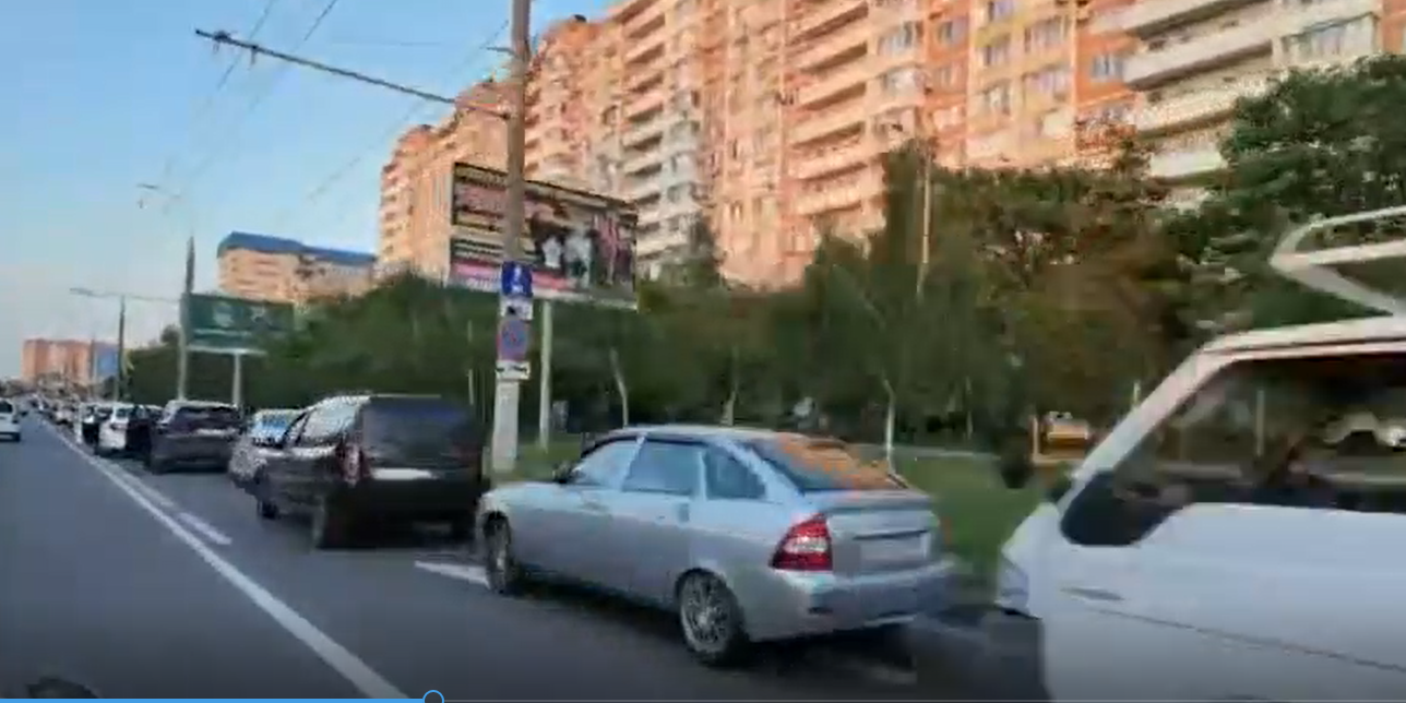 В Краснодаре водители жалуются на дефицит бензина и многочасовые очереди на АЗС