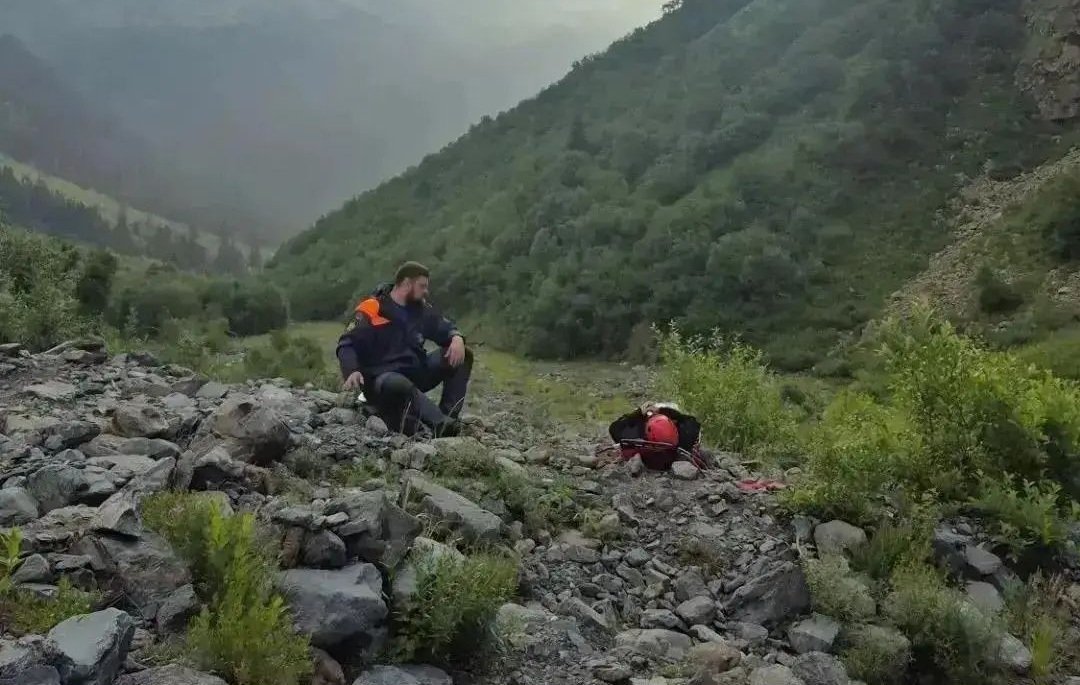 В горах Сочи спасатели почти сутки эвакуировали туристку с перевала Аишхо Пресс-служба Кубань-СПАС