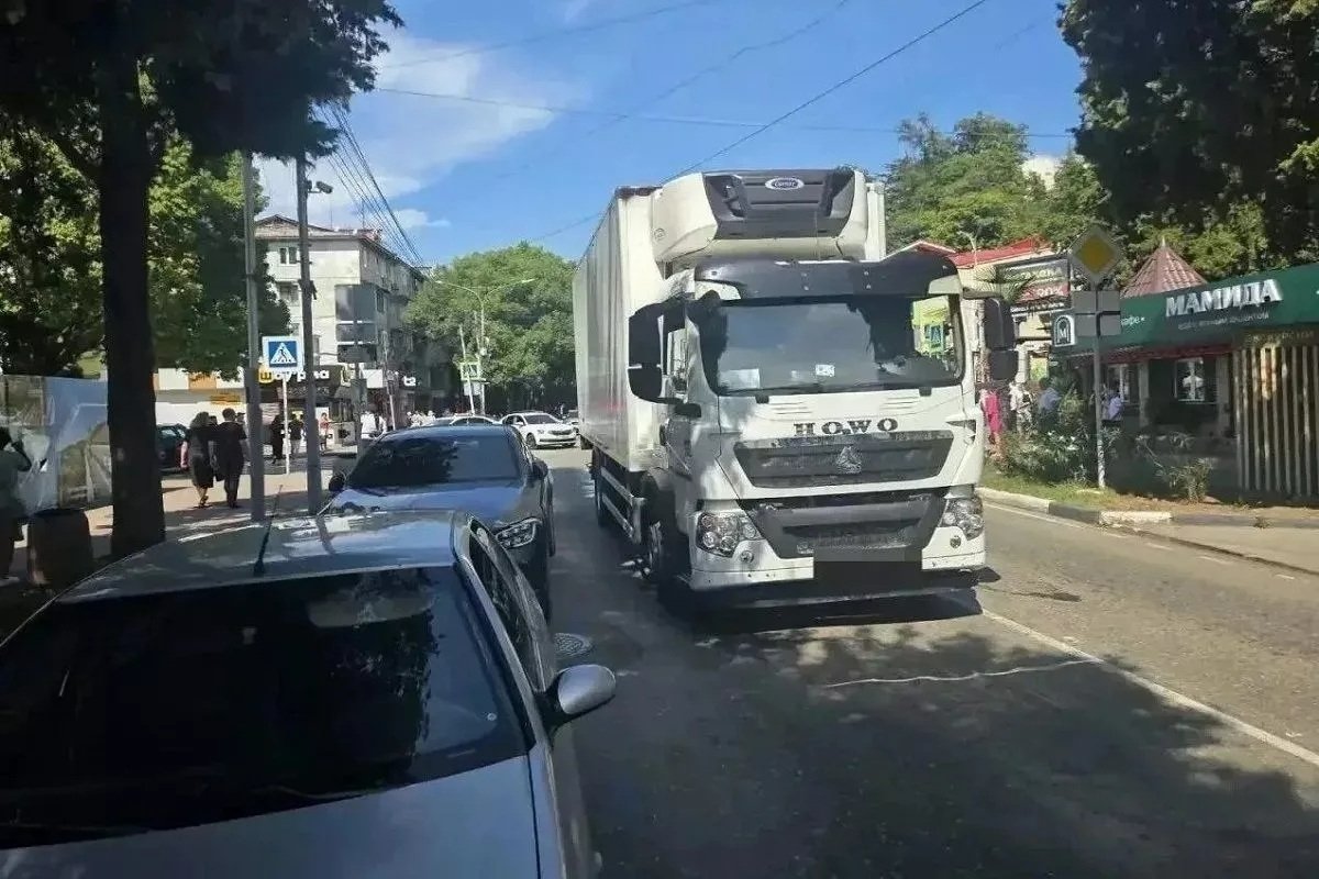 Рефрижератор насмерть раздавил женщину на пешеходном переходе в Сочи пресс-служба ГУ МВД России по Краснодарскому краю