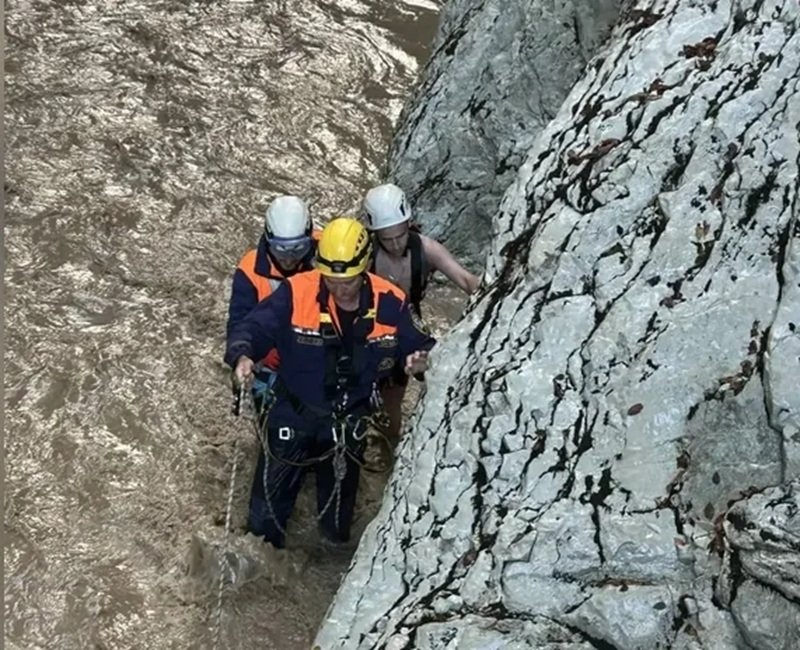 В Сочи спасатели сняли туристов со скал в затопленном каньоне t.me/spasenie_sochi