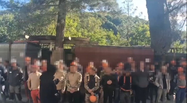 В Сочи на стройке выявили нарушения у 21 иностранного работника Скриншот видео пресс-службы Главного управления Росгвардии по Краснодарскому краю