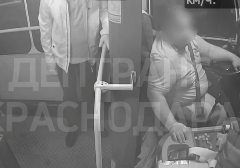 Запись из автобуса Краснодара показала правду о конфликте водителя и школьницы