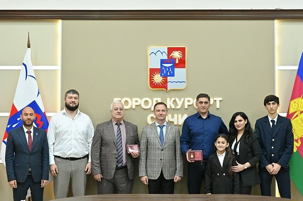Многодетным отцам в Сочи вручили почетные знаки Пресс-служба администрации Сочи