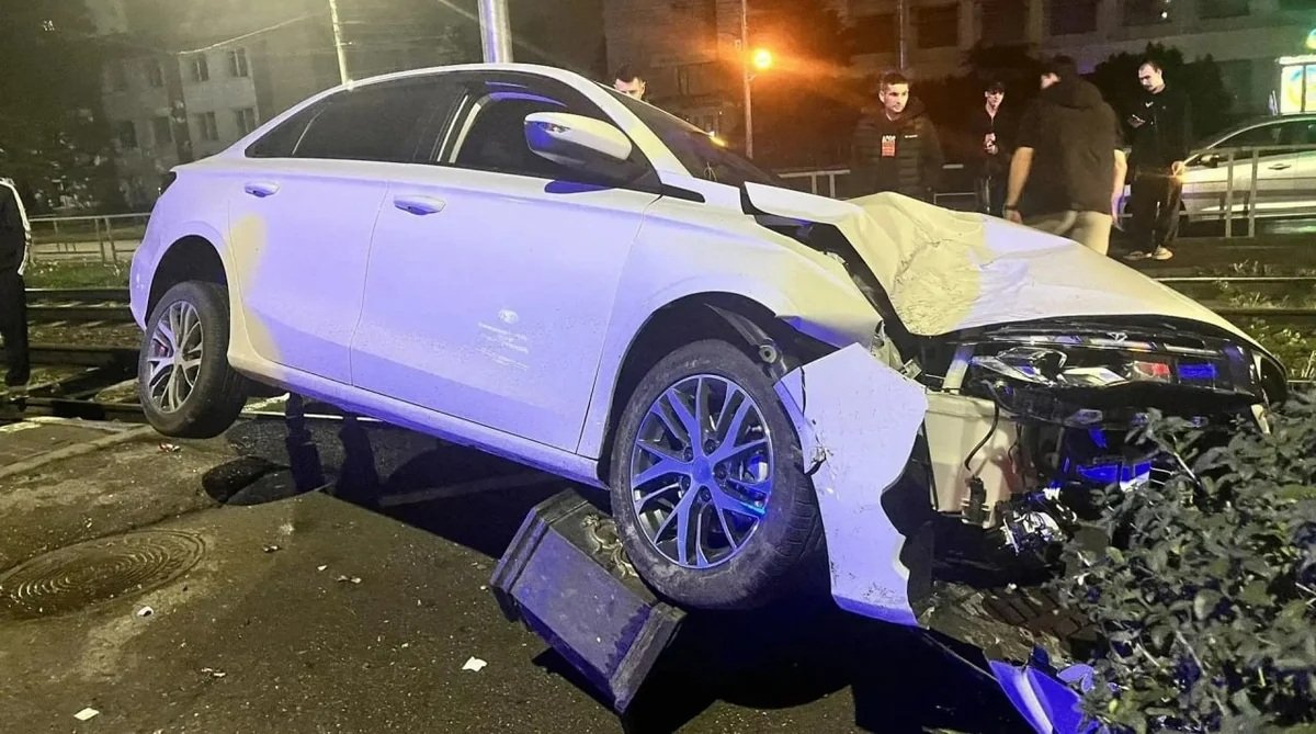 В Краснодаре автомобиль снес урну и вылетел на трамвайные пути max.ru/id2309070455_gos